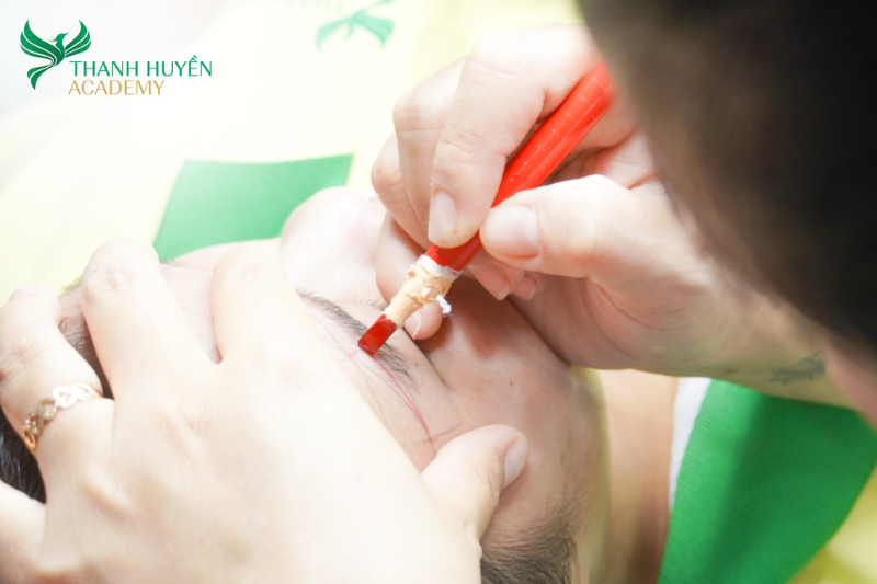 Học viên thực hành ngay trên người thật giúp tay nghề nhanh thành thạo